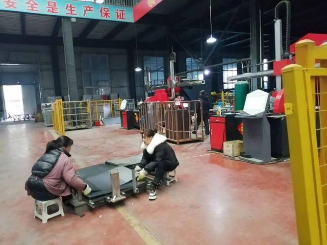 在河南省锦华办公机具有限公司的生产车间,机器轰鸣,物料流转,工人们